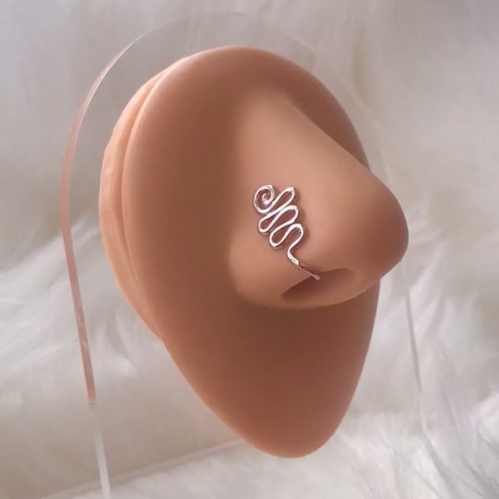 ⚜️𝟯𝟬%𝗢𝗙𝗙 𝗯𝘂𝗻𝗱𝗹𝗲𝘀 𝟯+⚜️ NEW Simple Swirl Fake Nose Ring - Picture 5 of 12